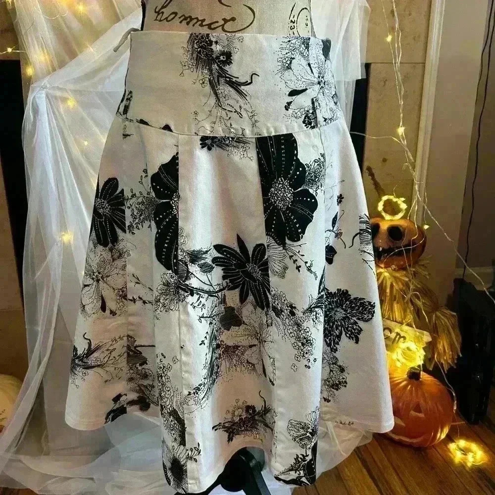 Lucy Paris Black & White Floral Skirt. Medium. Preowned.